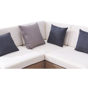 Cận cảnh nệm và gối tựa sofa ngoài trời, chất liệu dày dặn, màu sắc trang nhã
