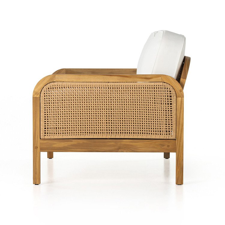 Cận cảnh thành bên ghế sofa ngoài trời đan mây nhựa, khung gỗ teak
