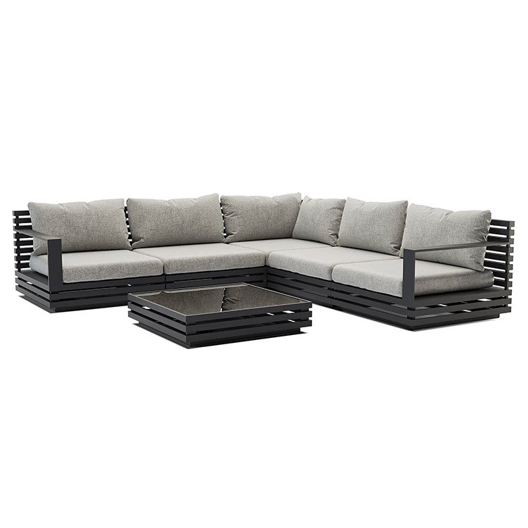 Bộ sofa góc ngoài trời khung nhôm đen, nệm xám, bàn trà kính, chụp studio rõ nét