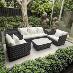 Bộ sofa ngoài trời 4 món, khung nhôm đan dây rope, nệm trắng, đặt cạnh cây xanh và tượng đá