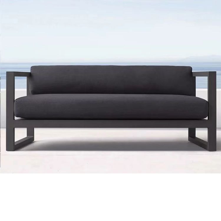 Sofa đôi ngoài trời khung nhôm, nệm dày màu xám đen, phù hợp sân vườn