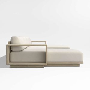 Cận cảnh góc sofa ngoài trời khung gỗ teak, nệm dày màu trắng kem
