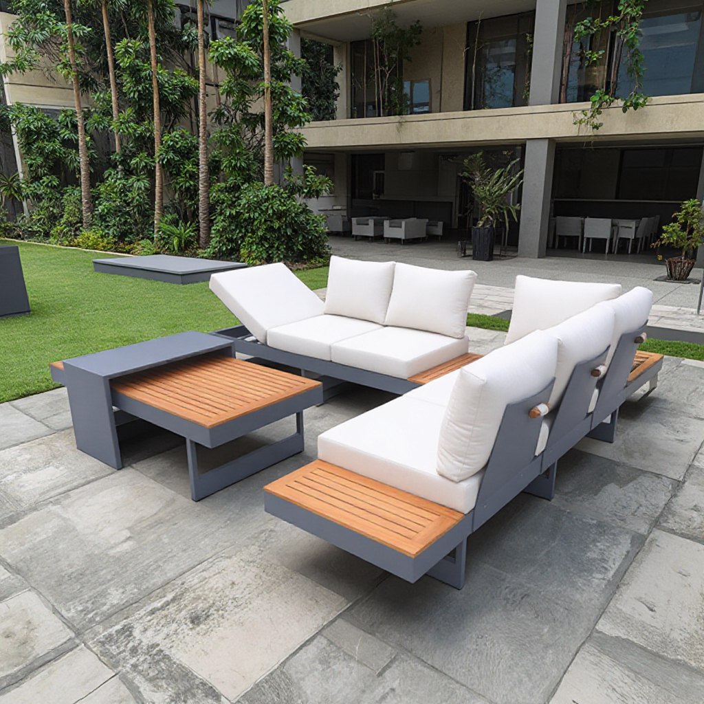 Bộ sofa sân vườn chữ L, bàn trà gỗ teak, nệm trắng kem, phù hợp không gian ngoài trời cao cấp