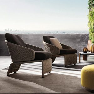 Hai ghế đơn dây rope màu ghi xám, nệm nâu đậm, view thành phố ngoài trời