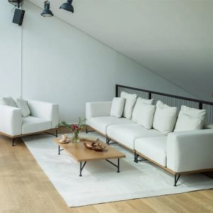 Sofa sân vườn hiện đại màu trắng kem, bàn trà mặt gỗ, bố trí trong không gian phòng khách sáng