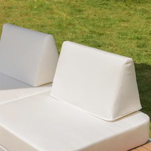 Chi tiết nệm tựa lưng tam giác màu trắng kem của sofa ngoài trời.