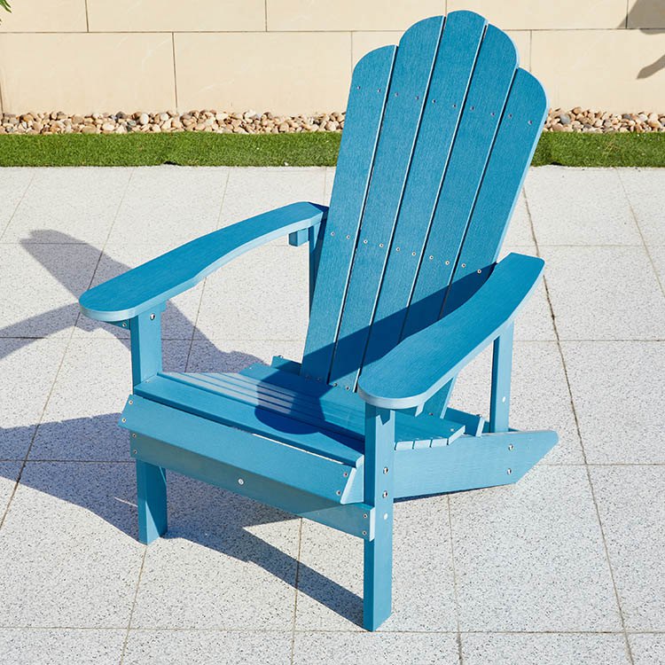 Ghế Adirondack ngoài trời màu xanh dương nhìn nghiêng, thiết kế tựa lưng cong