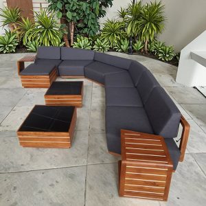 Bộ sofa ngoài trời góc L, khung gỗ teak, nệm dày màu xám, bàn trà và bàn phụ đồng bộ