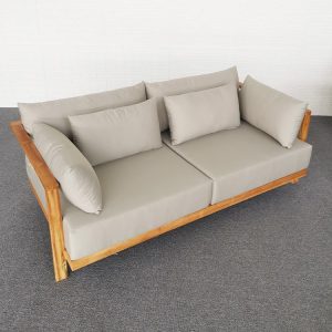 Sofa đôi ngoài trời khung gỗ teak, nệm dày màu ghi, chụp góc nghiêng