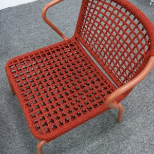 Cận cảnh ghế đơn dây rope đỏ gạch, đan lưới chắc chắn, khung nhôm