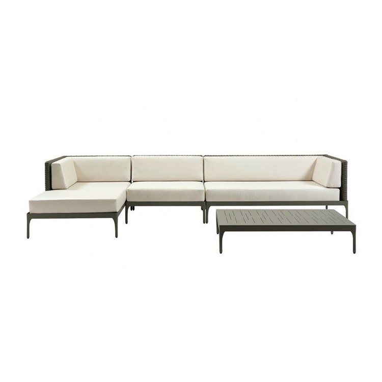 Bộ sofa ngoài trời góc L, khung nhôm, nệm trắng kem, bàn trà đồng bộ, chụp nền trắng rõ nét