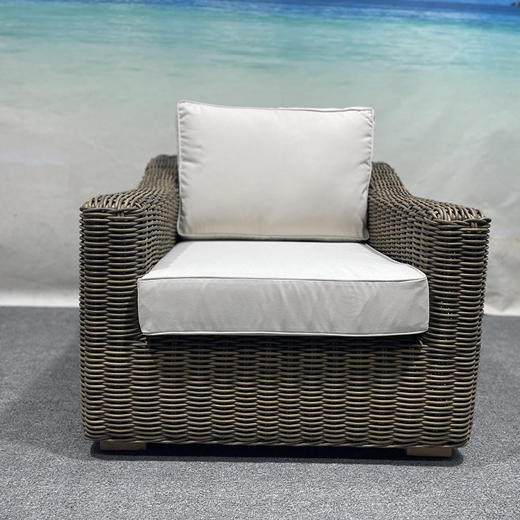 Ghế đơn sofa sân vườn nhìn trực diện, đan tay tinh xảo, nệm màu kem