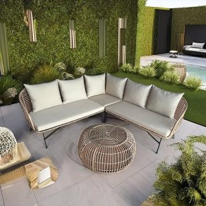 Bộ sofa góc L ngoài trời với bàn tròn dây nhựa giả mây, không gian sân vườn xanh mát