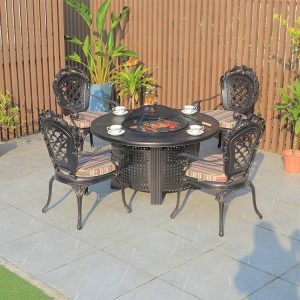 Bộ bàn ghế nhôm đúc ngoài trời 4 ghế tựa hoa văn, nệm sọc, bàn tròn có bếp nướng BBQ, chụp góc nghiêng
