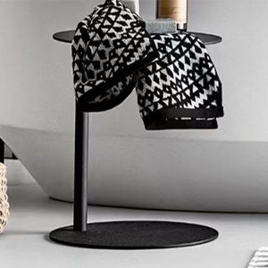 Bàn trà nhôm màu đen dùng làm bàn phụ cạnh bồn tắm, tiện lợi và sang trọng