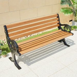 Ghế băng ngoài trời nhựa giả gỗ màu nâu nhạt, khung sắt đen, phù hợp sân vườn.