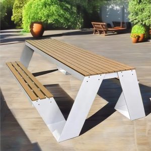 Bộ bàn ghế ngoài trời liền khối, khung trắng mặt gỗ, phù hợp quán cafe sân vườn
