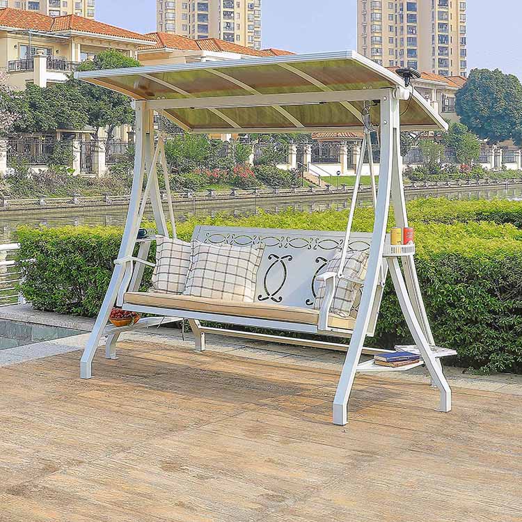 Xích đu sân vườn 3 chỗ, lưng ghế hoa văn, gối caro xám, thiết kế hiện đại, mái che chống nắng