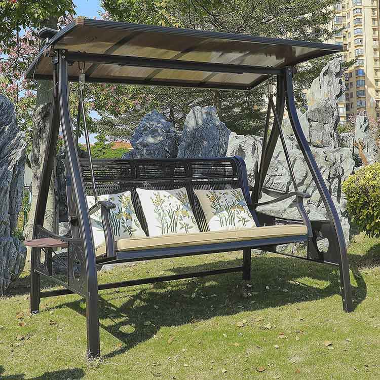 Xích đu sân vườn 3 chỗ đặt ngoài trời, gối tựa hoa văn, mái che chống nắng