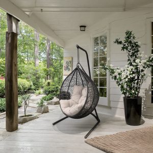 Ghế xích đu trứng giả mây trang trí hiên nhà phong cách hiện đại