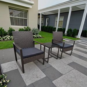 Bộ bàn ghế sân vườn giả mây 3 món, khung sắt, nệm đen, đặt trước nhà hiện đại