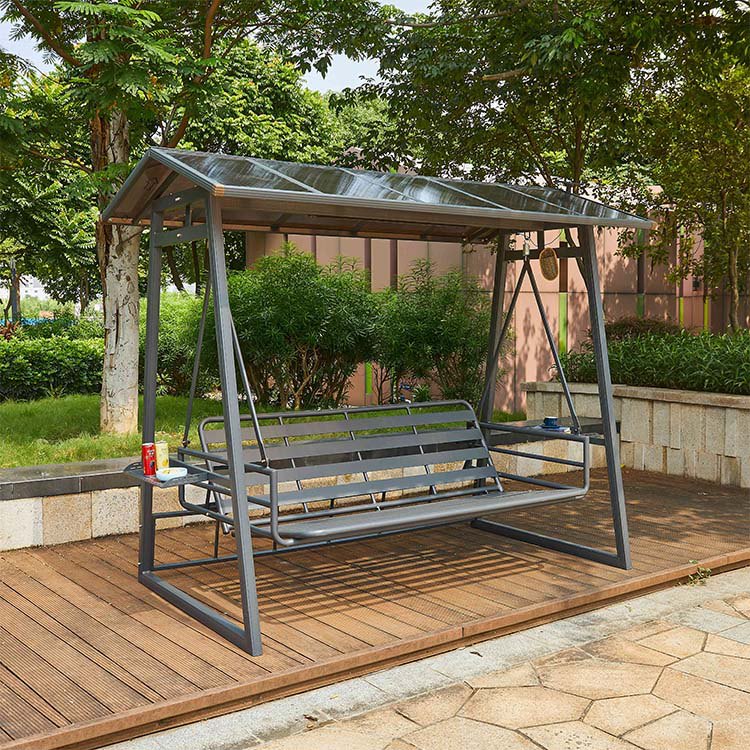 Khung xích đu sân vườn 4 chỗ, không có nệm, chỉ còn khung nhôm và mái che