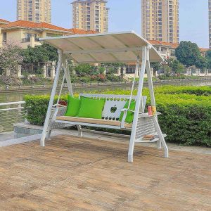 Xích đu ngoài trời 3 chỗ khung trắng, lưng ghế đục lỗ hình quả táo, nệm be, gối xanh lá nổi bật