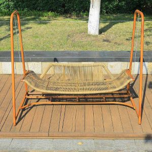 Xích đu sân vườn khung sắt dây đan vàng cát nhìn từ trên xuống