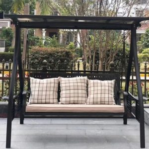 Xích đu sắt sân vườn 3 chỗ, mái che kính, nệm kem, gối caro, đặt sân vườn biệt thự