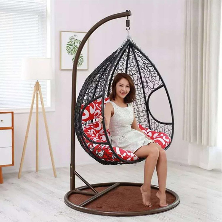 Xích đu đôi ngoài trời khung nâu, dây nhựa giả mây, nệm đỏ trắng, sử dụng trong phòng khách