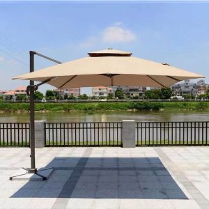 Ô dù ngoài trời lệch tâm màu be, chân đế đá chắc chắn, phù hợp không gian sân vườn