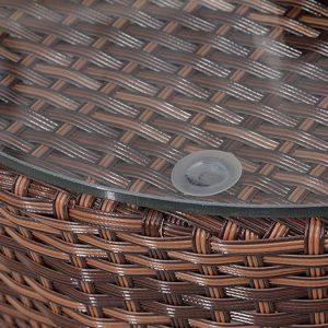 Cận cảnh mặt bàn kính cường lực trên bàn giả mây ngoài trời