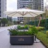 Ô dù ngoài trời lệch tâm khung nhôm giả gỗ, vải trắng kem, đặt ngoài trời khuôn viên chung cư