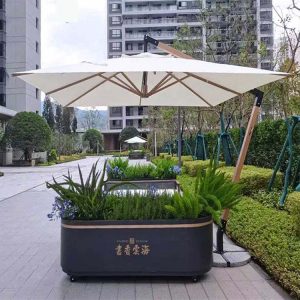 Ô dù ngoài trời lệch tâm khung nhôm giả gỗ, vải trắng kem, đặt ngoài trời khuôn viên chung cư