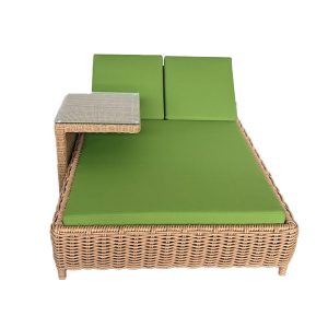 Nhìn trực diện ghế tắm nắng đôi ngoài trời, nệm xanh lá, bàn kính cạnh