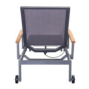 Góc nhìn từ phía sau ghế tắm nắng nhôm ngoài trời, tay vịn gỗ nổi bật