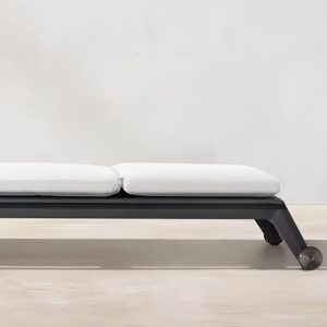 Cận cảnh phần chân và bánh xe ghế tắm nắng ngoài trời khung nhôm