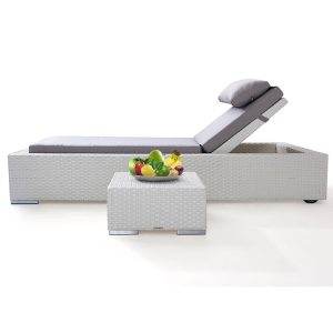 Ghế tắm nắng ngoài trời nhựa giả mây trắng, nệm ghi xám nhìn ngang kèm bàn phụ