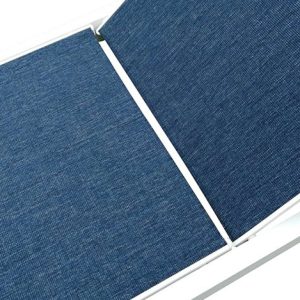 Cận cảnh vải textilene màu xanh navy trên ghế tắm nắng ngoài trời