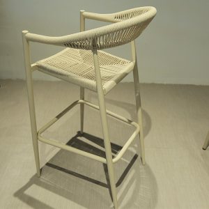 Góc chéo trên xuống ghế bar ngoài trời đan dây, khung nhôm, màu kem nhạt