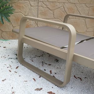 Cận cảnh khung nhôm sơn tĩnh điện bo tròn chắc chắn của ghế nằm ngoài trời