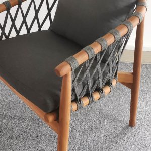 Cận cảnh phần tay vịn và nệm ngồi ghế ăn ngoài trời khung gỗ teak, dây rope xám