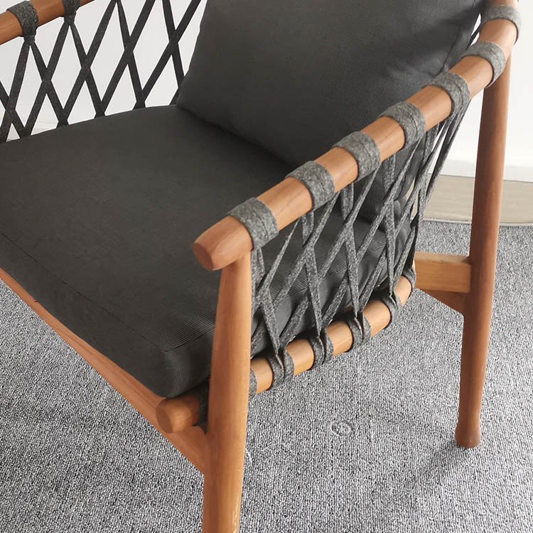 Cận cảnh phần tay vịn và nệm ngồi ghế ăn ngoài trời khung gỗ teak, dây rope xám