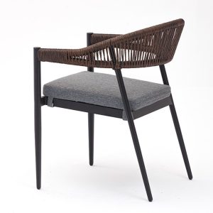 Ghế sân vườn khung nhôm, dây rope nâu, nệm xám, góc chéo