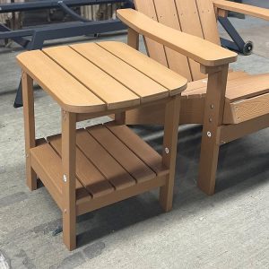 Bàn phụ vuông nhựa giả gỗ đi kèm ghế Adirondack, có kệ dưới tiện dụng