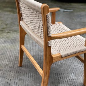 Cận cảnh lưng ghế và tay vịn bo tròn, đan dây thủ công tinh xảo