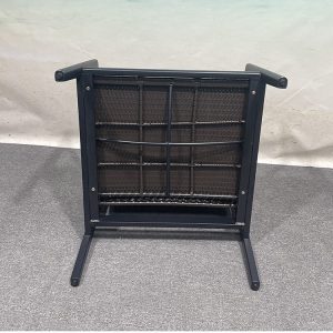 Mặt dưới ghế đơn sân vườn, khung nhôm chắc chắn, dây đan bền