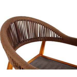 Cận cảnh chi tiết dây rope đan tay trên lưng ghế bar ngoài trời