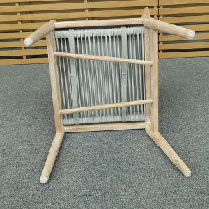 Mặt dưới ghế ăn ngoài trời, khung gỗ teak và dây rope chắc chắn