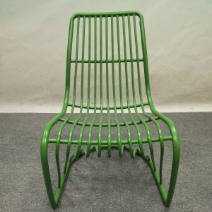 Ghế sân vườn nhôm xanh lá nhìn trực diện, phong cách hiện đại